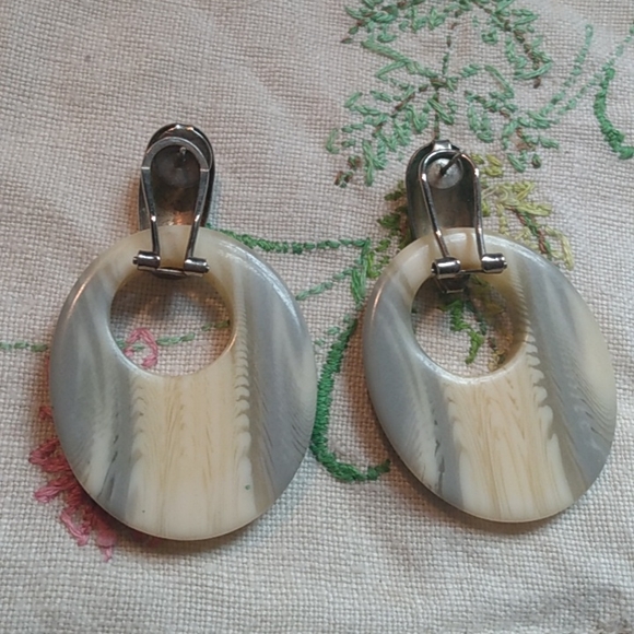 Fab Swirled Artsy Vintage Gray Ivory Lucite Doorknocker Earrings Silver Pierced - Picture 4 of 4
